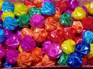 เหรียญโปรยทานกุหลาบแย้มตัวเปล่าคละสี แพ็ค 50 ชิ้น