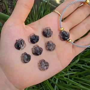 Q1574 Charm hồ ly TA Tóc Đen ôm hoa sẵn lỗ 2li xỏ cáp mix vòng cho mệnh Thuỷ và Mộc - Phong Thuỷ TUDO