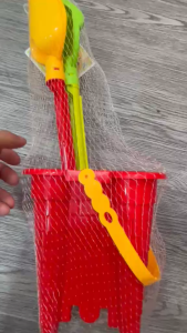 Bộ đồ chơi xúc cát cho bé – Xô xẻng cào và dụng cụ chơi cát ngoài trời bằng nhựa an toàn