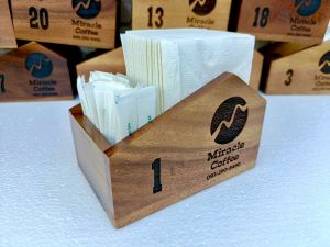 กล่องทิชชู่ ใส่ไม้จิ้มฟันได้ สลักโลโก้และเบอร์โต๊ะ 2 ด้าน  ทำจากไม้จามจุรี ผลิตในไทย