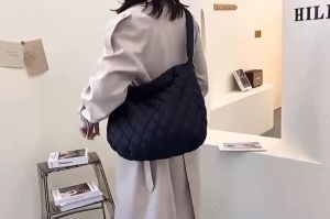 Retro Lattice Cloud Shoulder Female Handbag FashionSimple Tote Bag Quilted Solid Color Messenger Bag