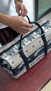 (ร้านค้าแนะนำ ส่งไว) กระเป๋าเดินทาง ลายช้าง หิ้วและสพายได้ ช่องกว้างใส่ได้เยอะ สามารถใส่กับกระเป๋าลากได้