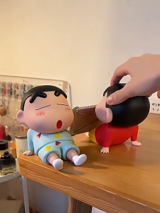 Stand Telefon Kartun Crayon Shinchan Comel Cute Crayon Shin Chan Phone Stand Hands-free Convenience Creative Desktop Decoration Phone Accessories 蜡笔小新支架