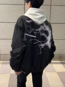 แจ็คเก็ตสีดำพิมพ์ลายฟ้าผ่าสไตล์อเมริกันสำหรับผู้ชาย ฤดูใบไม้ร่วง/ฤดูหนาว แจ็คเก็ตเบสบอลแบบอเนกประสงค์สำหรับคู่รัก แจ็คเก็ตสุดเท่