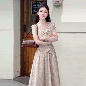 QINWEIYU | Đầm Dài Form A Có Dây Nơ Ép Eo Kẻ Sọc Cổ V Phong Cách Pháp