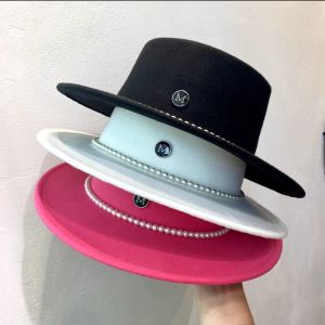 Mũ Dạ Boater ĐB Viền Ngọc Phối Tag Chữ M