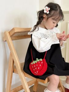 Hand Knitted Strawberry Wool Coin Purse Mini Cute Crossbody Bag for Boys And Girls Childrens New 2024 Fashion Shoulder Bag