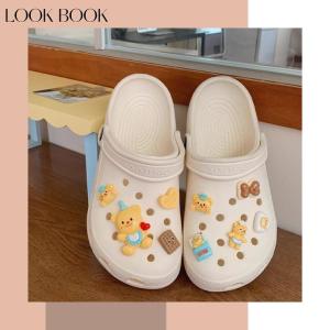 ไอเทมจำเป็น! รองเท้าแตะชายหาดคู่รักหมีสีเหลืองปิดปลาย วัสดุยืดหยุ่น พร้อมพื้นรองเท้านุ่มล้ำ รับประกันความพึงพอใจ