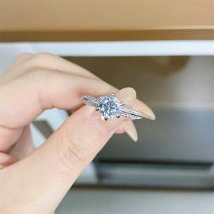 แหวนเพชรโมอีส 1-2 กะรัต เหลี่ยมH&A ชูหัวเพชร บ่าข้างฝังเพชรล้อม ชุบทองคำขาว พร้อมใบเซอร์