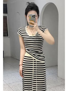 YUEZHONGWEI | Áo thun tay ngắn dệt kim lụa băng ôm vừa vặn mùa hè cho nữ cổ chữ U kẻ sọc màu tương phản dài vừa phải thường ngày