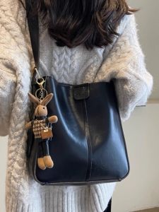 กระเป๋าถือทรงถังขนาดใหญ่สำหรับผู้หญิง กระเป๋าสะพายไหล่หนัง PU วัสดุสุดหรูสำหรับเดินทางไปทำงานในฤดูใบไม้ร่วงและฤดูหนาว