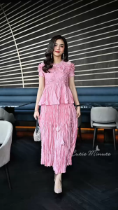 Cutie Minute อก ฟรีไซส์  30"-48” เอว ยางยืดรอบเอว 23"-46" Pleated set ชุดเซ็ทเสื้อ+กระโปรงอัดพลีทเปลือกไม้สุดเก๋ ชุดยืดได้เยอะ งานแต่งด้วยดอกไม้3มิติ