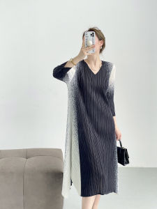 Chất lượng Nova⭐Một người một pleat⭐Miyake Miyake gấp màu gradient mới in thời trang cao cấp cảm giác ăn mặc 2023 mùa xuân và mùa thu thanh lịch Váy Midi