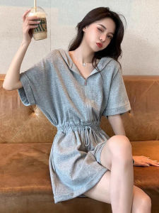 ชุดบอดี้สูทแบบใหม่สไตล์ฝรั่งเศสสำหรับฤดูร้อนชุดจั๊มสูทขาสั้นมีฮู้ดแบบวันพีซเอวสูงใส่แล้วดูผอมดูดีลำลองสไตล์ฮ่องกงสำหรับผู้หญิง