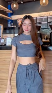 ชุดเซ็ตผู้หญิง แฟชั่นเกาหลี เสื้อครอปแขนสั้น เว้าอก กางเกงขายาว ลุคเก๋ๆ