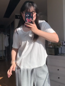 เสื้อยืดคอกลมแขนยาวสีขาว ทรงเข้ารูป สำหรับผู้หญิง ฤดูใบไม้ร่วง 2025 ใหม่ ไซส์ใหญ่ ปกปิดเนื้อ ดูสง่างาม เสื้อชั้นใน