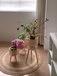 กระถางปลูกต้นไม้แบบขาตั้งไม้ กระถางไม้ไผ่สาน ตกแต่งสวนในบ้าน มี 3 ขนาด  ห้องนั่งเล่นที่วางกระถางต้นไม้สีเขียว