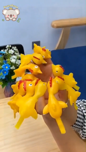 ของเล่นยืดรูปไก่ติดผนัง ของเล่นเคลื่อนไหว สำหรับเด็ก ดึงยืดได้ นุ่มปลอดภัย ของเล่นคลายเครียด