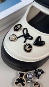 Set 10 Sticker Charm 3D chủ đề gấu nơ đen Mayto gắn Dép Cross Dép Sục Cá Sấu JB-202