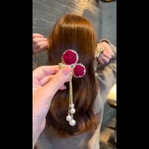 Jepit Rambut Mawar Merah Berbondong-Bondong: Aksesoris Rambut Elegan