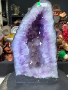amethyst crystal geode五行“火” 💯天然紫晶洞 3层结晶(白、紫、白) 大牙骨干 晶体光泽透亮也带有彩光🌈 钛晶共生💰薄皮玛瑙边   高(Height): 39.5cm  宽(Width): 22.5x15.5cm   洞深(Hole): 3.5cm   重(Weight): 16.5kg