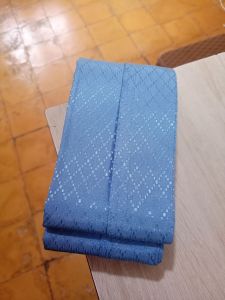 Gorden pintu ukuran 200x200 berwarna hijau dengan motif polos dan tekstur berkilau cocok untuk kamar tidur.