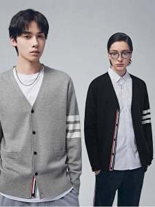 เสื้อสเวตเตอร์ถักคอวีทรงสลิมฟิตสำหรับผู้ชาย ฤดูใบไม้ร่วง 2024 เสื้อคาร์ดิแกนถักแบบเปิดสำหรับใส่ไปเที่ยวในช่วงฤดูใบไม้ร่วงและฤดูหนาว