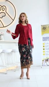 Kebaya Brukat Kutu Baru & Rok Lilit Bahan Katun Silky: Tradisi Modren
