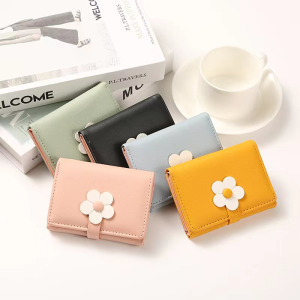 Azgalery D75 / Dompet Lipat Kecil Wanita Lucu Motif Polos Hiasan Bunga Daisy Bahan Kulit PU Korean Kasual Fashion Style Tempat Penyimpanan Uang Kartu Multifungsi / COD