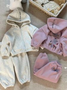 ชุดแฟชั่นฤดูใบไม้ร่วงสำหรับเด็กผู้หญิง ชุดคาร์ตูนบุขนแกะ ชุดกันหนาวแบบลำลอง ชุดกางเกงวอร์ม ชุดแฟชั่นอเนกประสงค์