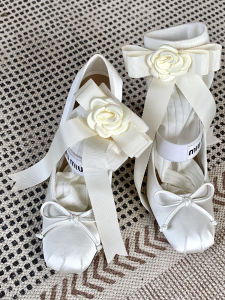 White Mid-Calf Socks with Chrysanthemum Pattern And Bow Design Unique Small-Batch Ladies Fashionable Leg-Shaping Stockings