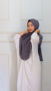 Hijab jilbab Bergo Maryam Crinkle Airflow size L/ Hijab Instan Maryam L\\n\\n Apa Itu Hijab Jilbab Bergo Maryam Crinkle Airflow?\\nHijab Jilbab Bergo Maryam Crinkle Airflow adalah hijab berkualitas tinggi yang dirancang untuk memberikan kenyamanan maksimal saat dipakai. Dengan bahan crinkle airflow, hijab ini memiliki tekstur yang ringan dan nyaman, serta ventilasi udara yang baik untuk mencegah kelembaban dan keringat. Ukuran L dari hijab ini cocok untuk berbagai bentuk wajah dan leher, sehingga memudahkan penggunaannya.\\n\\n Keunggulan Hijab Berkualitas Tinggi\\nHijab Jilbab Bergo Maryam Crinkle Airflow menawarkan berbagai keunggulan:\\n\\n- Bahan berkualitas tinggi yang nyaman dan tahan lama.\\n- Desain yang cocok untuk berbagai acara, baik formal maupun non-formal.\\n- Ventilasi udara yang baik untuk mencegah kelembaban dan keringat.\\n- Ukuran L yang cocok untuk berbagai bentuk wajah dan leher.\\n\\n Fitur Hijab Instan Maryam L\\nHijab Instan Maryam L memiliki beberapa fitur unggulan:\\n\\n- Mudah dipakai dan tidak memerlukan banyak waktu.\\n- Desain yang elegan dan modern.\\n- Bahan yang ringan dan nyaman.\\n- Tersedia dalam berbagai warna dan motif.\\n\\n Cara Memilih Hijab Nyaman & Tahan Lama\\nBerikut adalah beberapa tips untuk memilih hijab yang nyaman dan tahan lama:\\n\\n- Pilih bahan hijab yang berkualitas tinggi dan nyaman digunakan.\\n- Perhatikan ukuran hijab yang sesuai dengan bentuk wajah dan leher Anda.\\n- Pilih desain hijab yang cocok untuk berbagai acara, baik formal maupun non-formal.\\n- Pertimbangkan ventilasi udara yang baik untuk mencegah kelembaban dan keringat.\\n\\n Tips Memilih Hijab Cocok Untuk Berbagai Acara\\nBerikut adalah beberapa tips untuk memilih hijab yang cocok untuk berbagai acara:\\n\\n- Pilih hijab dengan desain yang elegan dan modern.\\n- Pilih hijab dengan bahan yang ringan dan nyaman.\\n- Pilih hijab dengan ukuran yang sesuai dengan bentuk wajah dan leher Anda.\\n- Pilih hijab dengan ventilasi udara yang baik untuk mencegah kelembaban dan keringat.\\n\\n Perawatan Hijab Jilbab Bergo Maryam Crinkle Airflow\\nBerikut adalah beberapa tips untuk merawat hijab Jilbab Bergo Maryam Crinkle Airflow:\\n\\n- Cuci hijab secara rutin dengan deterjen yang sesuai.\\n- Jemur hijab di tempat teduh dan hindari sinar matahari langsung.\\n- Simpan hijab di tempat yang kering dan bersih.\\n\\n Testimoni Pengguna Hijab Jilbab Bergo Maryam Crinkle Airflow\\nBerikut adalah beberapa testimoni dari pengguna hijab Jilbab Bergo Maryam Crinkle Airflow:\\n\\n- \\\"Saya sangat senang dengan hijab ini. Bahan berkualitas tinggi dan nyaman digunakan.\\\" - Umi\\n- \\\"Hijab ini cocok untuk berbagai acara. Desainnya elegan dan modern.\\\" - Rina\\n- \\\"Ventilasi udara hijab ini sangat baik. Saya tidak merasa kelembaban dan keringat saat memakainya.\\\" - Siti\\n\\nDengan hijab Jilbab Bergo Maryam Crinkle Airflow, Anda dapat menikmati kenyamanan maksimal saat memakai hijab berkualitas tinggi.\\\"\\n}