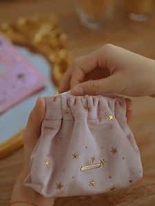 Noble practical velvet Sanitary Pads Holder Bag Makeup Bag Vintage Cosmetic Organizer Toiletry Bag Travel Case Pouch