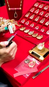 แมนท่าพระจันทร์ | กรอบพระสมเด็จKJ455 ผิวทอง99.99% PVD (สูง 5.1 ซม. กว้าง 4 หนา 1.2 ซม.) ไม่ลอก ไม่ดำ ไม่คล้ำ