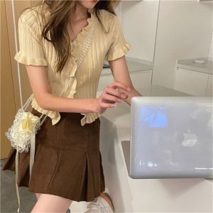 เสื้อยืดคอกลมแขนสั้นผ้าถักเอวสูงสำหรับผู้หญิง ฤดูร้อน 2024 แขนสั้น คอวี ขอบไม้กางเขน แฟชั่นสาวฮอต เสื้อผ้าทำงาน