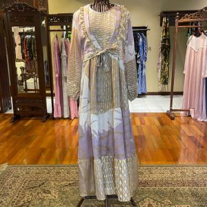 Haira Dress by Dian Pelangi LIMITED EDITION Busana Muslim Maxi Gamis Abaya Kaftan Gaun Outfit OOTD Pesta Pernikahan Kondangan Lebaran Casual Formal Wanita Hijaber Cantik Anggun Modis Modern Simple Elegan Mewah Model Korea Terbaru Motif Abstrak Kekinian