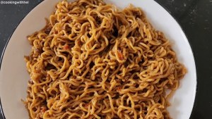 Mì xào khô Indomie Mi Goreng Vị Bò Cay Rendang Thùng/40 Gói (Mì Indonesia Chính Hãng)