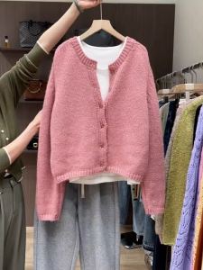 เสื้อคาร์ดิแกนผ้าถักแขนยาวสไตล์เกาหลีแนวสวยหวานเสื้อตัวนอกไหมพรมทรงหลวมเรียบหรูอ่อนโยนแมทช์ลุคง่ายใส่ช่วงฤดูใบไม้ร่วงและฤดูหนาวสำหรับผู้หญิง