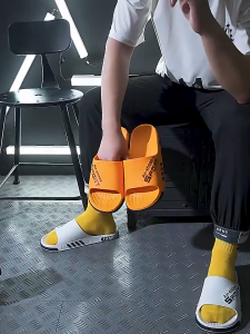 รองเท้าแตะกันลื่นฤดูร้อนสำหรับผู้ชายในร่มและในบ้าน สำหรับสวมใส่กลางแจ้ง ชุดกีฬาและกิจกรรมกลางแจ้ง รองเท้าแตะชายหาดสุดอินเทรนด์ และรองเท้าแตะสำหรับ ผู้ชาย