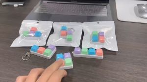 Finger Keyboard Fidget Toys 4-Button DIY Sensory Fidget Keyring Decompress Fingertip Keychain Stress Relief Toys Keyboard Clicker Toy 4 Keys Decompress Fingertip Keychain Keycaps Fidget Keyborad Button Finger Calming Keychain for Kids Adults