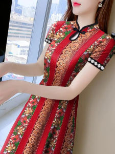 ชุดเดรสยาวปานกลางแขนสั้นฤดูร้อนปี 2025 สำหรับผู้หญิง ชุดเดรสยาวปานกลางเอวสูงสไตล์ใหม่ กระโปรงทรงเอลายเซาสไตล์จีน ผ้าโพลีเอสเตอร์