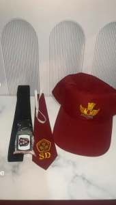 topi merah sd dasi laki laki dan ikat pinggang sd kualitas premium