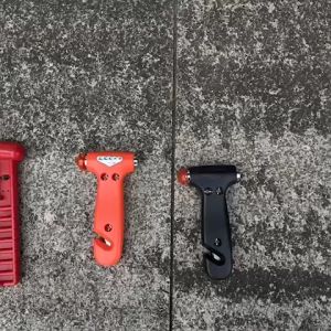 Bigmall ที่ทุบกระจกรถ ค้อนทุบกระจกรถยนต์ ค้อนนิรภัย พร้อมใบมีดตัดสายคาดนิรภัย No.Y1842