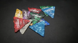 5/10 Pcs AliceTriangle Shape Celluloid Guitar Picks 0.46/0.71/0.81/0.96mm guitar pick Color Mixed