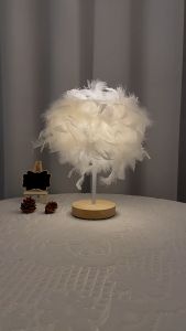 โคมไฟตั้งโต๊ะขนนกโรแมนติก โคมไฟตั้งโต๊ะหรูหรานอร์ดิก โคมไฟข้างเตียงห้องนอน ความคิดสร้างสรรค์ที่เรียบง่าย โคมไฟกลางคืนที่ทันสมัยสำหรับงานแต่งงาน