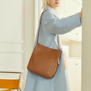 Trendy Vintage Leather Bucket Bag Large Capacity Shoulder Crossbody Bag for Commuting Soft Leather Tote Bag Magnetic Buckle