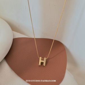 สร้อยคอไททาเนียม 18K ตัวอักษร H ไม่ซีดจาง สร้อยคอโซ่กระดูกงูสำหรับผู้หญิง สไตล์เรียบง่าย เครื่องประดับแฟชั่น