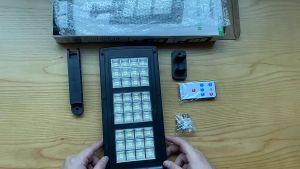 ไฟโซล่าเซลล์ 800W ไฟสปอร์ตไลท์ แสงสีขาว กันน้ำ ป้องกันฟ้าผ