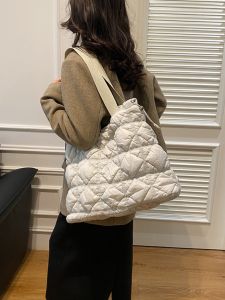 กระเป๋าโท้ต Ruffled ลายเมฆพร้อมหัวเข็มขัดแม่เหล็กและกระเป๋าสะพายข้างไนลอนซับนุ่มสําหรับผู้หญิงน้ําหนักเบาทุกวัน