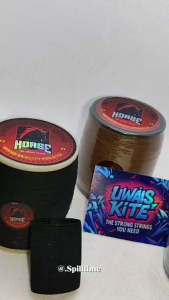 RAJA SPORT 13 Gelasan / Benang Layangan Turnamen Black Horse By Uwais Kite Bahan Molor Spesial 0.22 Kasar 2000 Yard Tarik Ulur Tempel Seret